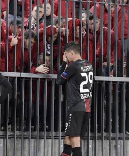 Sport Bilder des Tages 25.10.2018, Fussball UEFA Europa League 2018 2019, Gruppenphase, 3.Spieltag, FC Zürich - Bayer Leverkusen, im Letzigrund-Stadion Zürich. Frustrierte Leverkusener Fans fordern Erklärungen für die Niederlage nach dem Spiel, Kai Havertz (Leverkusen) steht ratlos am Zaun.