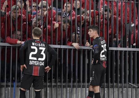 25.10.2018, Fussball UEFA Europa League 2018 2019, Gruppenphase, 3.Spieltag, FC Zürich - Bayer Leverkusen, im Letzigrund-Stadion Zürich. Frustrierte Leverkusener Fans fordern Erklärungen für die Niederlage nach dem Spiel, Kai Havertz (re, Leverkusen) und Mitchell Weiser (Leverkusen) steht ratlos am Zaun.