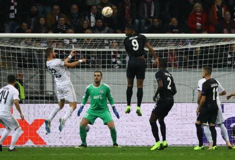 Kopfball Sebastien Haller (Eintracht Frankfurt) - 25.10.2018: Eintracht Frankfurt vs. Apollon Limassol FC, Commerzbank Arena, Europa League 3. Spieltag, DISCLAIMER: DFL regulations prohibit any use of photographs as image sequences and or quasi-video.