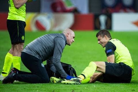 25.10.2018, xkvx, Fussball UEFA Europa League, RB Leipzig - Celtic Glasgow emspor, v.l. Jozo Simunovic (Celtic Glasgow) wird verletzt ausgewechselt (DFL DFB REGULATIONS PROHIBIT ANY USE OF PHOTOGRAPHS as IMAGE SEQUENCES and or QUASI-VIDEO) Leipzig