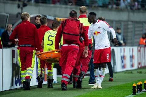 Sport Bilder des Tages 25.10.2018, xkvx, Fussball UEFA Europa League, RB Leipzig - Celtic Glasgow emspor, v.l. Jozo Simunovic (Celtic Glasgow) wird verletzt ausgewechselt (DFL DFB REGULATIONS PROHIBIT ANY USE OF PHOTOGRAPHS as IMAGE SEQUENCES and or QUASI-VIDEO) Leipzig