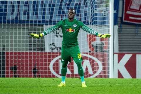 25.10.2018, xkvx, Fussball UEFA Europa League, RB Leipzig - Celtic Glasgow emspor, v.l. Yvon Mvogo (RB Leipzig) gibt Anweisung, gestikuliert, mit den Armen gestikulieren, gives instructions, gesticulate (DFL DFB REGULATIONS PROHIBIT ANY USE OF PHOTOGRAPHS as IMAGE SEQUENCES and or QUASI-VIDEO) Leipzig