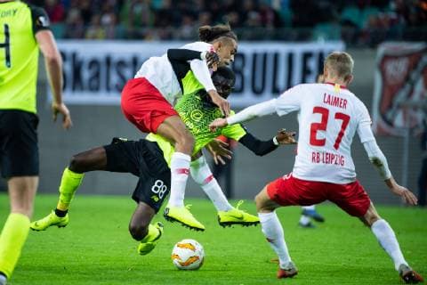 Sport Bilder des Tages 25.10.2018, xkvx, Fussball UEFA Europa League, RB Leipzig - Celtic Glasgow emspor, v.l. Yussuf Poulsen (RB Leipzig), Kouassi Eboue (Celtic Glasgow), Konrad Laimer (RB Leipzig) (DFL DFB REGULATIONS PROHIBIT ANY USE OF PHOTOGRAPHS as IMAGE SEQUENCES and or QUASI-VIDEO) Leipzig