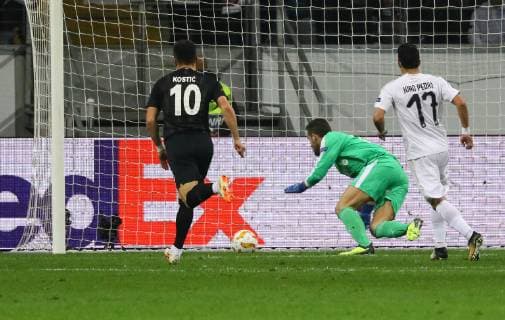 goal, Tor zum 1:0 für Filip Kostic (Eintracht Frankfurt), weil Torwart Bruno Vale (Apollon Limassol FC) der Ball durch die Arme und Beine rutscht - 25.10.2018: Eintracht Frankfurt vs. Apollon Limassol FC, Commerzbank Arena, Europa League 3. Spieltag, DISCLAIMER: DFL regulations prohibit any use of photographs as image sequences and or quasi-video.