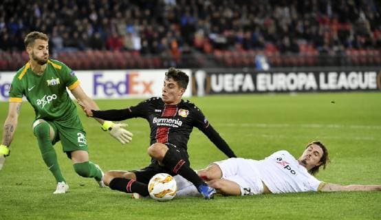 25.10.2018 Zuerich, Stadion Letzigrund Fussball Herren Saison 2018 2019 FC Zuerich - Bayer 04 Leverkusen. UEFA Europa League .Im Bild : Kai Haverts (Leverkusen) vor Torhueter Yanick Brecher re. Hekuran Kryeziu (FC Zuerich) Aktion
