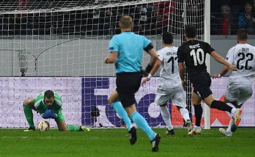 25.10.2018, xjhx, Fussball UEFA Europa League, Eintracht Frankfurt - Apollon Limassol FC emspor, v.l. Bruno Vale (Apollon Limassol), Filip Kostic (Eintracht Frankfurt) Goal scored, erziehlt das Tor zum 1:0 (DFL DFB REGULATIONS PROHIBIT ANY USE OF PHOTOGRAPHS as IMAGE SEQUENCES and or QUASI-VIDEO) Frankfurt am Main