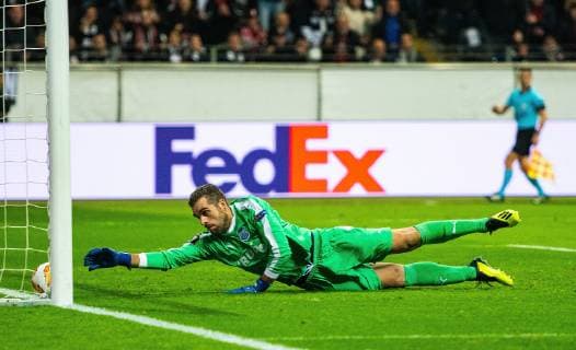 25.10.2018, xfux, Fussball UEFA Europa League, Eintracht Frankfurt - Apollon Limassol FC, emspor, v.l. Bruno Vale (Apollon Limassol), Filip Kostic (Eintracht Frankfurt) (nicht im Bild) Goal scored, Tor zum 1:0 Frankfurt am Main