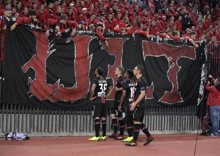 25.10.2018, Fussball UEFA Europa League 2018 2019, Gruppenphase, 3.Spieltag, FC Zürich - Bayer Leverkusen, im Letzigrund-Stadion Zürich. Frustrierte Leverkusener Fans fordern Erklärungen für die Niederlage nach dem Spiel, Karim Bellarabi (Leverkusen), Dominik Kohr (Leverkusen), Sven Bender (Leverkusen), Wendell (Leverkusen) stehen bei den Fans