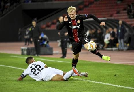 25.10.2018 Zuerich, Stadion Letzigrund Fussball Herren Saison 2018 2019 FC Zuerich - Bayer 04 Leverkusen. UEFA Europa League .Im Bild : Julian Brandt (Leverkusen) gegen Kevin Rueegg (FC Zuerich) am Boden Aktion