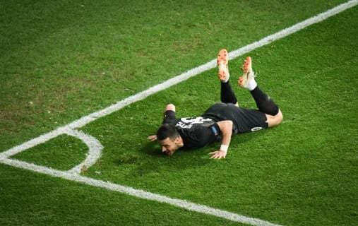25.10.2018, xmhx, Fussball UEFA Europa League, Eintracht Frankfurt - Apollon Limassol FC emspor, v.l. Filip Kostic (Eintracht Frankfurt) schießt ein Tor, erzielt ein Tor, trifft das Tor zum, goal, goal scored zum 1:0, Jubel, Freude, Torjubel, jubeln, freuen (DFL DFB REGULATIONS PROHIBIT ANY USE OF PHOTOGRAPHS as IMAGE SEQUENCES and or QUASI-VIDEO) Frankfurt am Main