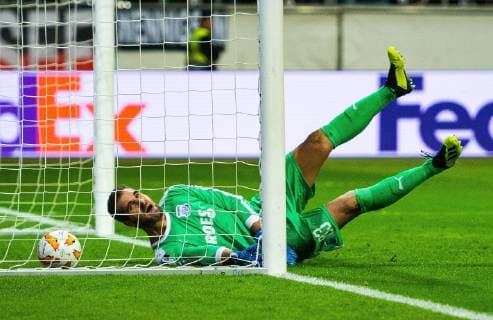 25.10.2018, xfux, Fussball UEFA Europa League, Eintracht Frankfurt - Apollon Limassol FC, emspor, v.l. Bruno Vale (Apollon Limassol), Filip Kostic (Eintracht Frankfurt) (nicht im Bild) Goal scored, Tor zum 1:0 Frankfurt am Main