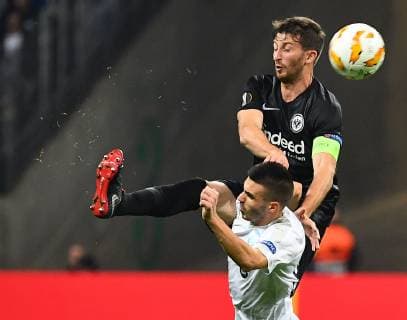 25.10.2018, xjhx, Fussball UEFA Europa League, Eintracht Frankfurt - Apollon Limassol FC emspor, v.l. Anton Maglica (Apollon Limassol), David Abraham (Eintracht Frankfurt) (DFL DFB REGULATIONS PROHIBIT ANY USE OF PHOTOGRAPHS as IMAGE SEQUENCES and or QUASI-VIDEO) Frankfurt am Main