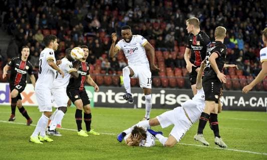 25.10.2018 Zuerich, Stadion Letzigrund Fussball Herren Saison 2018 2019 FC Zuerich - Bayer 04 Leverkusen. UEFA Europa League .Im Bild : Das nichtgegebene (Leverkusen) Tor von Sven Bender 17 Umaru Bangura, am Boden Hekuran Kryeziu beide FC Zuerich) Aktion