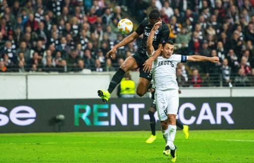 25.10.2018, xfux, Fussball UEFA Europa League, Eintracht Frankfurt - Apollon Limassol FC, emspor, v.l. Sebastien Haller (Eintracht Frankfurt), Giorgos Vasiliou (Apollon Limassol) Goal scored, Tor zum 2:0 Frankfurt am Main