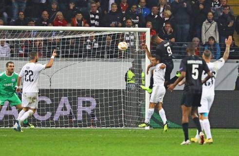 goal, Tor zum 2:0 für von Sebastien Haller (Eintracht Frankfurt) per Kopfball - 25.10.2018: Eintracht Frankfurt vs. Apollon Limassol FC, Commerzbank Arena, Europa League 3. Spieltag, DISCLAIMER: DFL regulations prohibit any use of photographs as image sequences and or quasi-video.