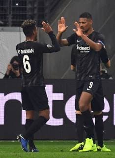 25.10.2018, xjhx, Fussball UEFA Europa League, Eintracht Frankfurt - Apollon Limassol FC emspor, v.l. Jonathan de Guzman (Eintracht Frankfurt), Sebastien Haller (Eintracht Frankfurt) celebrate the goal, Der Torjubel zum 2:0 (DFL DFB REGULATIONS PROHIBIT ANY USE OF PHOTOGRAPHS as IMAGE SEQUENCES and or QUASI-VIDEO) Frankfurt am Main