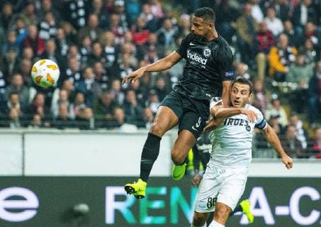 Sport Bilder des Tages 25.10.2018, xfux, Fussball UEFA Europa League, Eintracht Frankfurt - Apollon Limassol FC, emspor, v.l. Sebastien Haller (Eintracht Frankfurt), Giorgos Vasiliou (Apollon Limassol) Goal scored, Tor zum 2:0 Frankfurt am Main