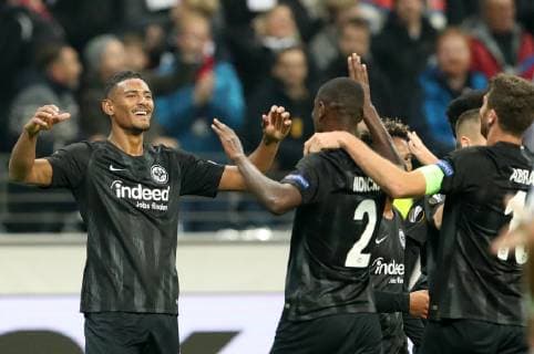 Fußball, EL, Eintracht Frankfurt - Apollon Limassol Deutschland, Frankfurt am Main, Commerzbank-Arena, 25.10.2018, Fussball - UEFA Europa League - Eintracht Frankfurt - Apollon Limassol Bild: v. l. Torschütze zum 2:0, Sebastien Haller (Eintracht Frankfurt, 9) bedankt sich bei Evan N-Dicka (Eintracht Frankfurt, 2) für die Vorlage Copyright: HMBxMedia xHeikoxBecker