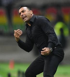 Fußball, EL, Eintracht Frankfurt - Apollon Limassol 25.10.2018, xfux, Fussball UEFA Europa League, Eintracht Frankfurt - Apollon Limassol FC, emspor, v.l. Trainer Sofronis Avgousti (Apollon Limassol) gibt Anweisungen, gestikuliert, mit den Armen gestikulieren gives instructions, gesticulate, gesticolando. Frankfurt am Main