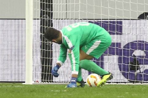 Fußball, EL, Eintracht Frankfurt - Apollon Limassol Bruno Vale (Limassol) laesst den Ball zum 1:0 fuer Frankfurt durch die Beine rutschen Eintracht Frankfurt vs Apollon Limassol, Fussball, Europa League, 25.10.2018 Eintracht Frankfurt vs Apollon Limassol, Fussball, Europa League, 25.10.2018 Frankfurt Copyright: xEIBNER RenexWeissx EP_RWS