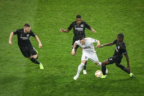 Fußball, EL, Eintracht Frankfurt - Apollon Limassol 25.10.2018, xmhx, Fussball UEFA Europa League, Eintracht Frankfurt - Apollon Limassol FC emspor, v.l. Gleich drei Frankfurter bedrängen Anton Maglica (Apollon Limassol), Ante Rebic (Eintracht Frankfurt), Evan Ndicka (Eintracht Frankfurt), Gelson Fernandes (Eintracht Frankfurt) (DFL DFB REGULATIONS PROHIBIT ANY USE OF PHOTOGRAPHS as IMAGE SEQUENCES and or QUASI-VIDEO) Frankfurt am Main