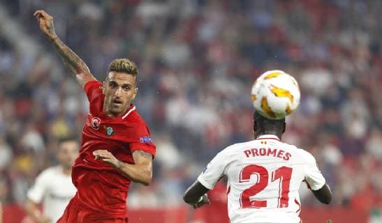 Sevilla FC s Promes (R) vies for the ball with Akhisar s Miguel Lopez during the UEFA Europa League match between Sevilla FC and Akishar, at the Sanchez Pizjuan stadium, in Seville, Andalusia, Spain, 25 October 2018. Sevilla FC vs. Akishar !ACHTUNG: NUR REDAKTIONELLE NUTZUNG!  Copyright: xJosexManuelxVidalx SEV05 20181025-636761012997895928