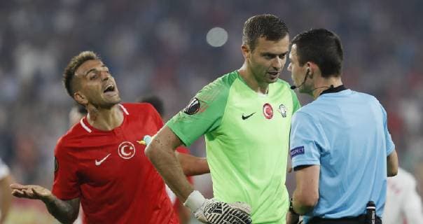 Akhisar s Miguel Lopez and Lukac Milan argue with referee Kevin Clancy during the UEFA Europa League match between Sevilla FC and Akishar, at the Sanchez Pizjuan stadium, in Seville, Andalusia, Spain, 25 October 2018. Sevilla FC vs. Akishar !ACHTUNG: NUR REDAKTIONELLE NUTZUNG!  Copyright: xJosexManuelxVidalx SEV06 20181025-636761013631382025