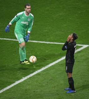 Fußball, EL, Eintracht Frankfurt - Apollon Limassol 25.10.2018, xmhx, Fussball UEFA Europa League, Eintracht Frankfurt - Apollon Limassol FC emspor, v.l. Bruno Vale (Apollon Limassol), Jonathan de Guzman (Eintracht Frankfurt) verfehlt das Tor knapp (DFL DFB REGULATIONS PROHIBIT ANY USE OF PHOTOGRAPHS as IMAGE SEQUENCES and or QUASI-VIDEO) Frankfurt am Main
