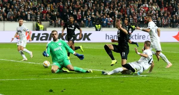 Fußball, EL, Eintracht Frankfurt - Apollon Limassol Deutschland, Frankfurt am Main, Commerzbank-Arena, 25.10.2018, Fussball - UEFA Europa League - Eintracht Frankfurt - Apollon Limassol Bild: v. l. Esteban Sachetti (Apollon Limassol, 5) , Sebastien Haller (Eintracht Frankfurt, 9), Torwart Bruno Vale (Apollon Limassol, 83), Mijat Gacinovic (Eintracht Frankfurt, 11) ud Valentin Roberge (Apollon Limassol, 22) Copyright: HMBxMedia xHeikoxBecker