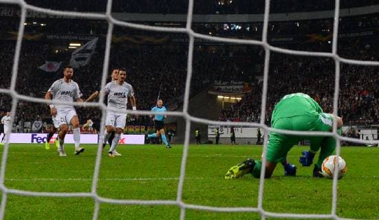 Fußball, EL, Eintracht Frankfurt - Apollon Limassol 25.10.2018, xfux, Fussball UEFA Europa League, Eintracht Frankfurt - Apollon Limassol FC, emspor, v.l. Filip Kostic (Eintracht Frankfurt), Bruno Vale (Apollon Limassol) Goal scored, Tor zum 1:0 Frankfurt am Main