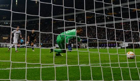 Fußball, EL, Eintracht Frankfurt - Apollon Limassol 25.10.2018, xfux, Fussball UEFA Europa League, Eintracht Frankfurt - Apollon Limassol FC, emspor, v.l. Filip Kostic (Eintracht Frankfurt), Bruno Vale (Apollon Limassol) Goal scored, Tor zum 1:0 Frankfurt am Main