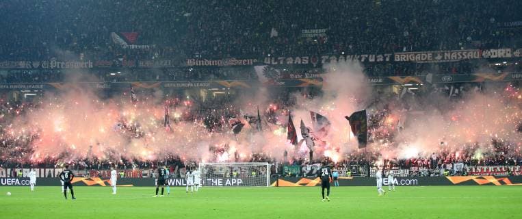Sport Bilder des Tages Fußball, EL, Eintracht Frankfurt - Apollon Limassol, Pyrotechnik im Frankfurter Block Deutschland, Frankfurt am Main, Commerzbank-Arena, 25.10.2018, Fussball - UEFA Europa League - Eintracht Frankfurt - Apollon Limassol Bild: v. l. Pyros in der Frankfurter Kurve, Lichtermeer Copyright: HMBxMedia xHeikoxBecker
