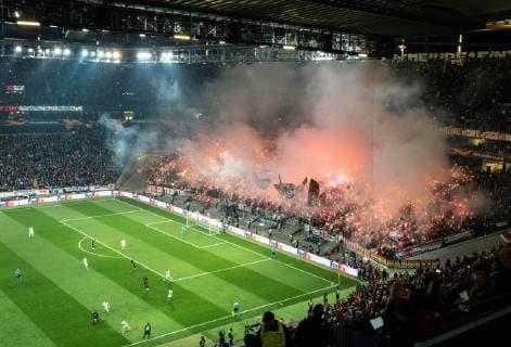 25.10.2018, xmhx, Fussball UEFA Europa League, Eintracht Frankfurt - Apollon Limassol FC emspor, v.l. Pyrotechnik, Pyro, Eintracht Ultras, Ultras, Feuerwerk (DFL DFB REGULATIONS PROHIBIT ANY USE OF PHOTOGRAPHS as IMAGE SEQUENCES and or QUASI-VIDEO) Frankfurt am Main