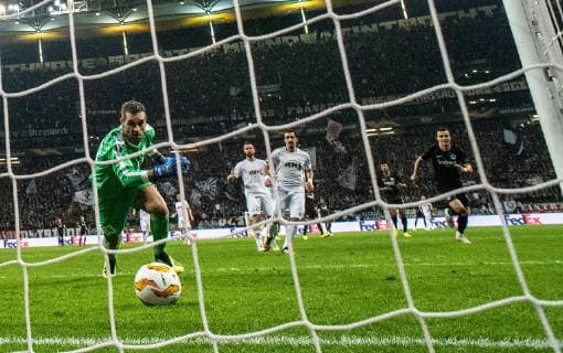 25.10.2018, xfux, Fussball UEFA Europa League, Eintracht Frankfurt - Apollon Limassol FC, emspor, v.l. Bruno Vale (Apollon Limassol), Filip Kostic (Eintracht Frankfurt) Goal scored, Tor zum 1:0 Frankfurt am Main