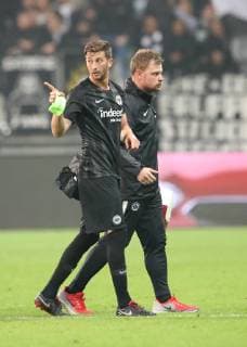 Deutschland, Frankfurt am Main, Commerzbank-Arena, 25.10.2018, Fussball - UEFA Europa League - Eintracht Frankfurt - Apollon Limassol Bild: v. l. David Abraham (Eintracht Frankfurt, 19) wird verletzt ausgewechselt Copyright: HMBxMedia xHeikoxBecker
