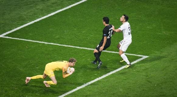 25.10.2018, xmhx, Fussball UEFA Europa League, Eintracht Frankfurt - Apollon Limassol FC emspor, v.l. Frederik Rönnow (Eintracht Frankfurt), Makoto Hasebe (Eintracht Frankfurt), Andre Schembri (Apollon Limassol) (DFL DFB REGULATIONS PROHIBIT ANY USE OF PHOTOGRAPHS as IMAGE SEQUENCES and or QUASI-VIDEO) Frankfurt am Main