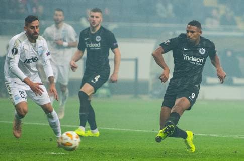 25.10.2018, xfux, Fussball UEFA Europa League, Eintracht Frankfurt - Apollon Limassol FC, emspor, v.l. Charalampos Kyriakou (Apollon Limassol), Sebastien Haller (Eintracht Frankfurt) Frankfurt am Main