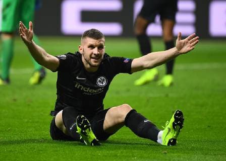 25.10.2018, xjhx, Fussball UEFA Europa League, Eintracht Frankfurt - Apollon Limassol FC emspor, v.l. Ante Rebic (Eintracht Frankfurt) gibt Anweisungen, gestikuliert, mit den Armen gestikulieren gives instructions, gesticulate. (DFL DFB REGULATIONS PROHIBIT ANY USE OF PHOTOGRAPHS as IMAGE SEQUENCES and or QUASI-VIDEO) Frankfurt am Main