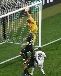 Sport Bilder des Tages 25.10.2018, xmhx, Fussball UEFA Europa League, Eintracht Frankfurt - Apollon Limassol FC emspor, v.l. Frederik Rönnow (Eintracht Frankfurt), Marco Russ (Eintracht Frankfurt), Jonathan de Guzman (Eintracht Frankfurt), Fotis Papoulis (Apollon Limassol) (DFL DFB REGULATIONS PROHIBIT ANY USE OF PHOTOGRAPHS as IMAGE SEQUENCES and or QUASI-VIDEO) Frankfurt am Main
