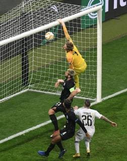 25.10.2018, xmhx, Fussball UEFA Europa League, Eintracht Frankfurt - Apollon Limassol FC emspor, v.l. Frederik Rönnow (Eintracht Frankfurt), Marco Russ (Eintracht Frankfurt), Jonathan de Guzman (Eintracht Frankfurt), Fotis Papoulis (Apollon Limassol) (DFL DFB REGULATIONS PROHIBIT ANY USE OF PHOTOGRAPHS as IMAGE SEQUENCES and or QUASI-VIDEO) Frankfurt am Main