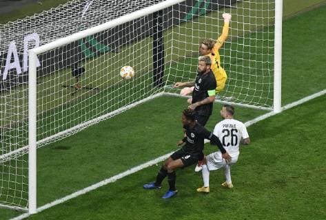 25.10.2018, xmhx, Fussball UEFA Europa League, Eintracht Frankfurt - Apollon Limassol FC emspor, v.l. Frederik Rönnow (Eintracht Frankfurt), Marco Russ (Eintracht Frankfurt), Jonathan de Guzman (Eintracht Frankfurt), Fotis Papoulis (Apollon Limassol) (DFL DFB REGULATIONS PROHIBIT ANY USE OF PHOTOGRAPHS as IMAGE SEQUENCES and or QUASI-VIDEO) Frankfurt am Main