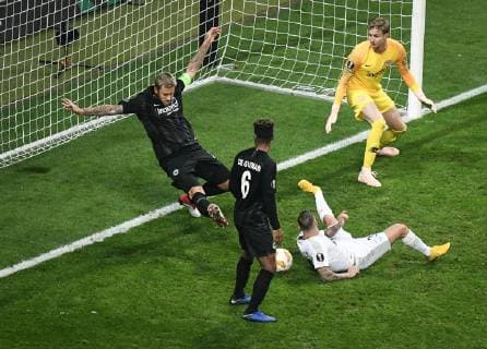 25.10.2018, xmhx, Fussball UEFA Europa League, Eintracht Frankfurt - Apollon Limassol FC emspor, v.l. Frederik Rönnow (Eintracht Frankfurt), Marco Russ (Eintracht Frankfurt), Jonathan de Guzman (Eintracht Frankfurt), Fotis Papoulis (Apollon Limassol) (DFL DFB REGULATIONS PROHIBIT ANY USE OF PHOTOGRAPHS as IMAGE SEQUENCES and or QUASI-VIDEO) Frankfurt am Main