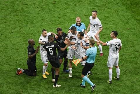 25.10.2018, xmhx, Fussball UEFA Europa League, Eintracht Frankfurt - Apollon Limassol FC emspor, v.l. Gelson Fernandes (Eintracht Frankfurt), Jonathan de Guzman (Eintracht Frankfurt), Valentin Roberge (Apollon Limassol), Giorgos Vasiliou (Apollon Limassol), Andre Schembri (Apollon Limassol) (DFL DFB REGULATIONS PROHIBIT ANY USE OF PHOTOGRAPHS as IMAGE SEQUENCES and or QUASI-VIDEO) Frankfurt am Main