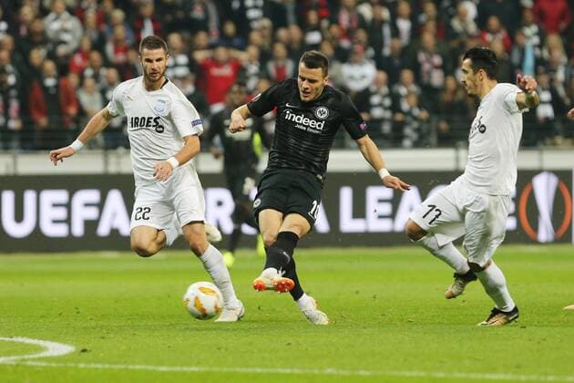 Tor zum 1:0 durch Filip Kostic (Eintracht Frankfurt , Nr. 10) , Torwart Bruno Vale (Apollon Limassol,83) laesste den Ball ins Tor durchrutschen , Eintracht Frankfurt - Apollon Limassol , Fussball UEFA EURO Fussball LEAGUE, Saison 2018 2019, Heimspiel, 25.10.2018, -