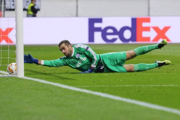 Tor zum 1:0 durch Filip Kostic (Eintracht Frankfurt , Nr. 10) , Torwart Bruno Vale (Apollon Limassol,83) laesste den Ball ins Tor durchrutschen , Eintracht Frankfurt - Apollon Limassol , Fussball UEFA EURO Fussball LEAGUE, Saison 2018 2019, Heimspiel, 25.10.2018, -