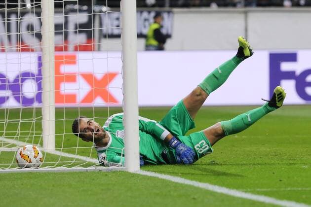 Tor zum 1:0 durch Filip Kostic (Eintracht Frankfurt , Nr. 10) , Torwart Bruno Vale (Apollon Limassol,83) laesste den Ball ins Tor durchrutschen , Eintracht Frankfurt - Apollon Limassol , Fussball UEFA EURO Fussball LEAGUE, Saison 2018 2019, Heimspiel, 25.10.2018, -