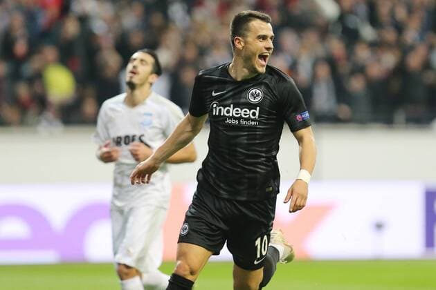 Torjubel, Tor zum 1:0 durch Filip Kostic (Eintracht Frankfurt , Nr. 10) , Torwart Bruno Vale (Apollon Limassol,83) laesste den Ball ins Tor durchrutschen , Eintracht Frankfurt - Apollon Limassol , Fussball UEFA EURO Fussball LEAGUE, Saison 2018 2019, Heimspiel, 25.10.2018, -