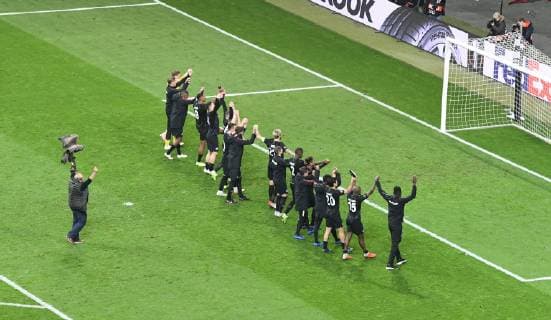 25.10.2018, xmhx, Fussball UEFA Europa League, Eintracht Frankfurt - Apollon Limassol FC emspor, v.l. Spieler der Eintracht freuen sich über den Sieg (DFL DFB REGULATIONS PROHIBIT ANY USE OF PHOTOGRAPHS as IMAGE SEQUENCES and or QUASI-VIDEO) Frankfurt am Main