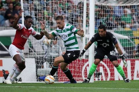 October 25, 2018 - Lisbon, Portugal - Arsenal s forward Danny Welbeck from England (L) vies with Sporting s defender Sebastian Coates from Uruguay (C ) during the UEFA Europa League Group E football match Sporting CP vs Arsenal FC at Jose Alvalade stadium in Lisbon, Portugal, on October 25, 2018. Sporting CP v Arsenal - UEFA Europa League - Group E  - ZUMAn230 20181025_zaa_n230_278 Copyright: xPedroxFiuzax