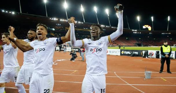 Sport Bilder des Tages 25.10.2018 Stadion Letzigrund Zürich , SCHWEIZ , Saison 2018 2019 Herren Fussball UEFA Europa League FC Zürich - Bayer 04 Leverkusen Schlussjubel Kevin Rüegg - Stephen Odey (FC Zürich)